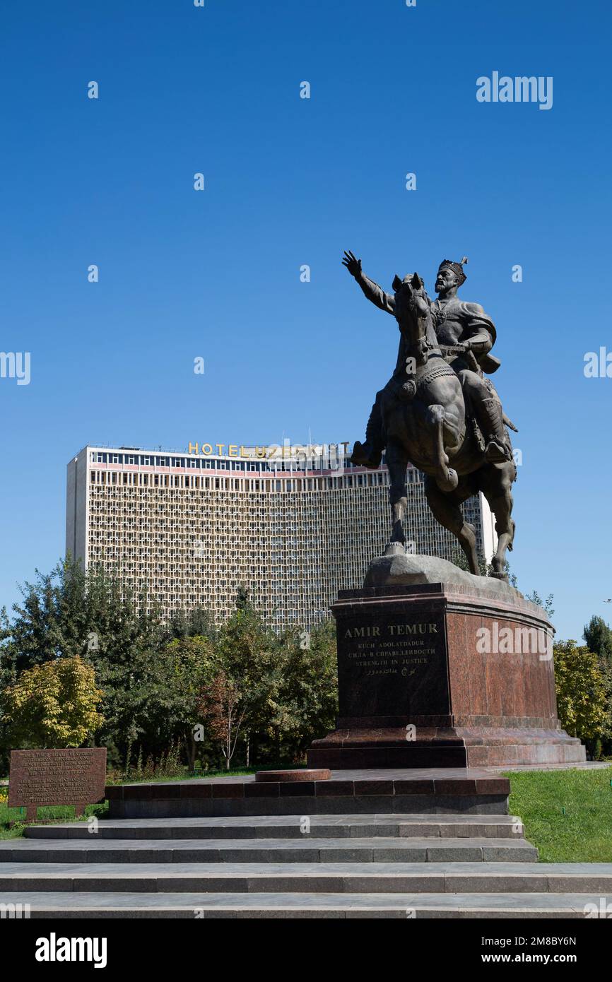 Amir Temur Monument, Hotel Usbekistan (Hintergrund), Amir Temur Square, Taschkent, Usbekistan Stockfoto