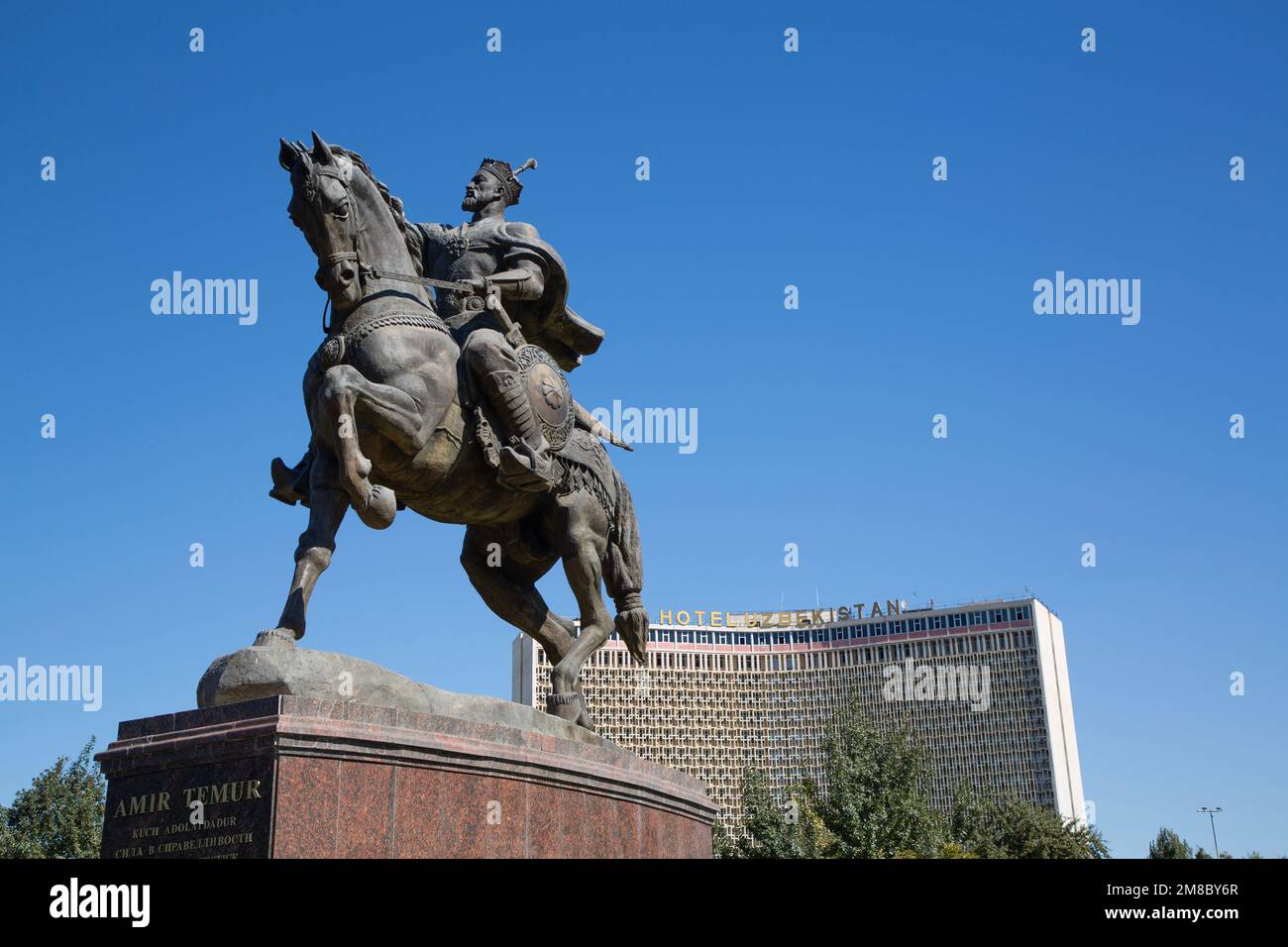 Amir Temur Monument, Hotel Usbekistan (Hintergrund), Amir Temur Square, Taschkent, Usbekistan Stockfoto