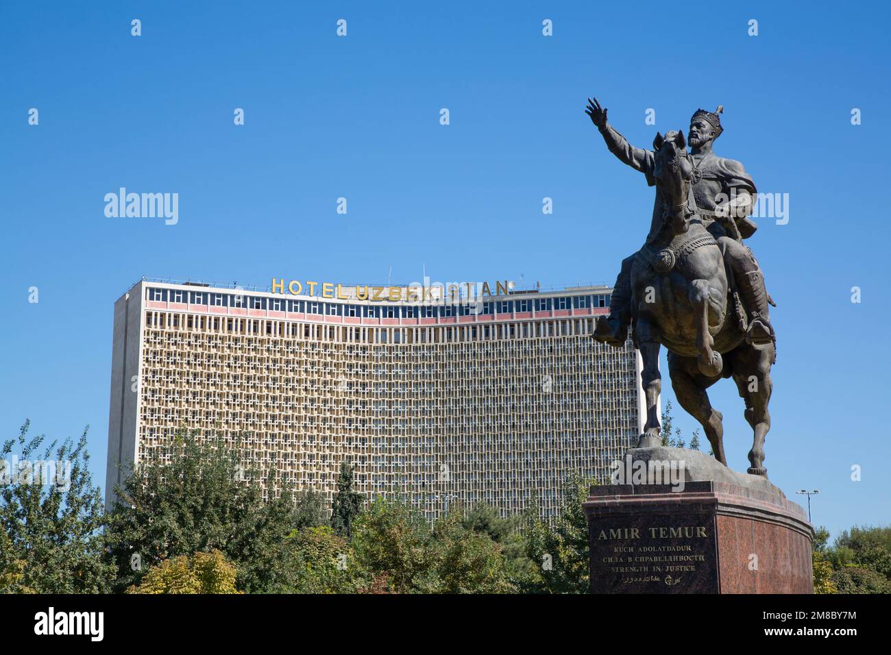Amir Temur Monument, Hotel Usbekistan (Hintergrund), Amir Temur Square, Taschkent, Usbekistan Stockfoto