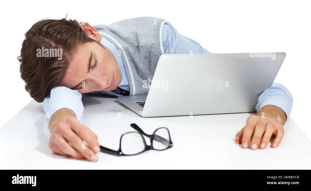 Müder Geschäftsmann schläft mit Laptop, weißer Hintergrund und Burn-out. Müdigkeit, fauler und trauriger Arbeiter, der ein Nickerchen am Computer macht, Studiohintergrund und Stockfoto