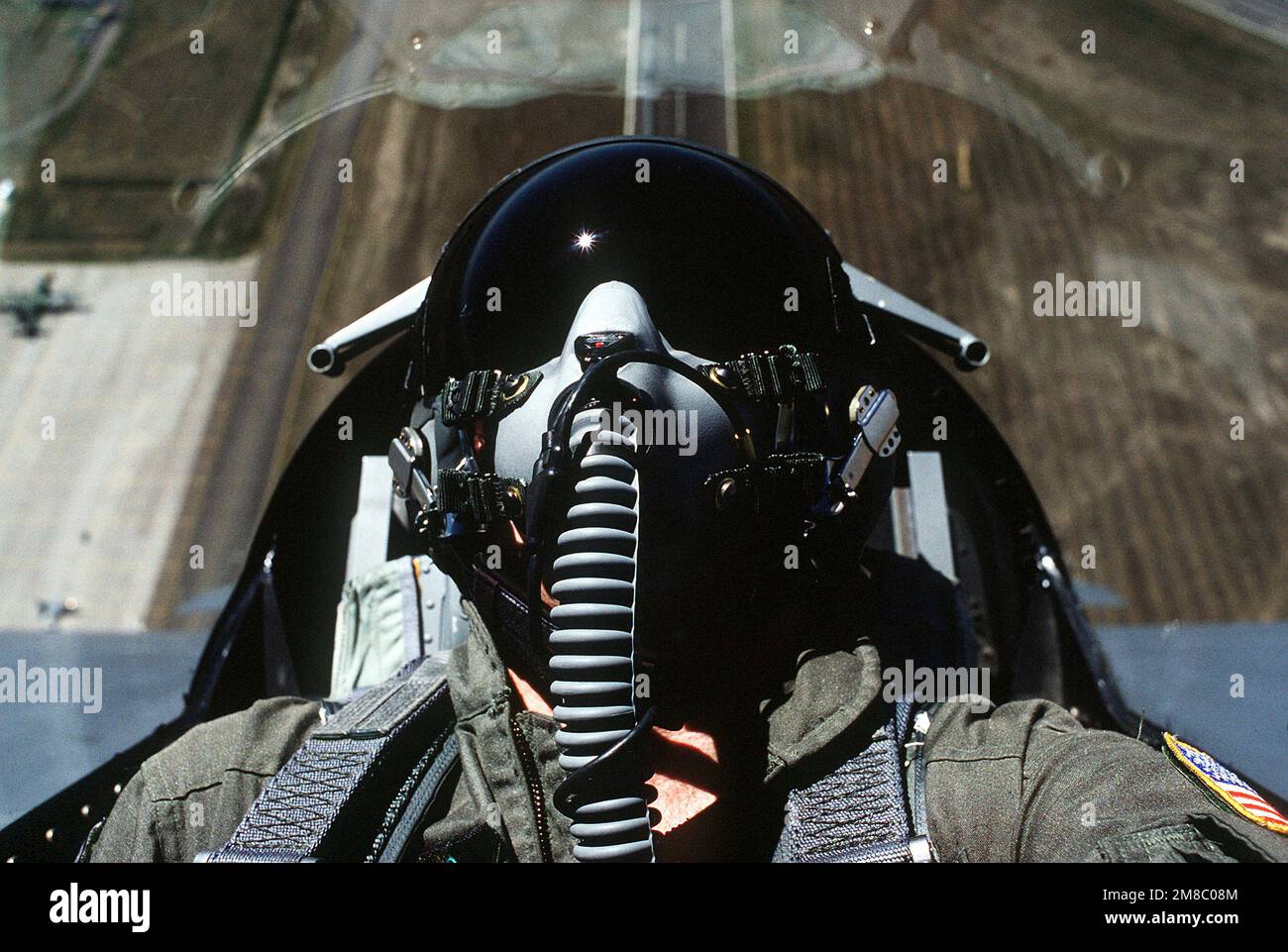 Ein Selbstporträt des Fotografen im Cockpit eines F-16 Kampfflugzeugs, das nach dem Abflug vom Great Falls International Airport fast direkt nach oben klettert. Die F-16 gehört zur 120. Fighter Interceptor Group der Montana Air National Guard. Staat: Montana (MT) Land: Vereinigte Staaten von Amerika (USA) Stockfoto