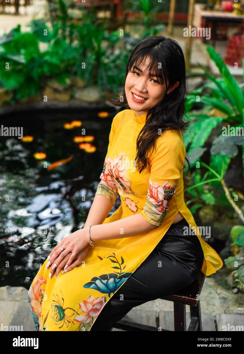 Wunderschöne vietnamesische Frau in traditionellem vietnamesischen Kleid im Tet-Lunar-Neujahr Stockfoto