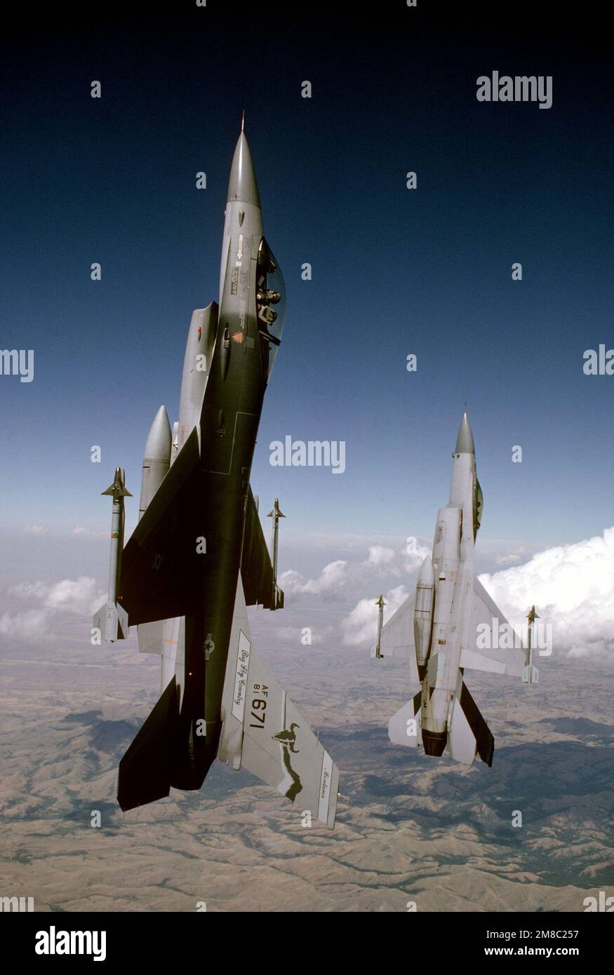 Bewaffnet mit AIM-9 Sidewinder-Raketen, einem F-16A Kampfflugzeug der 120. Fighter Interceptor Group, Montana Air National Guard, klettern Sie in einem 90-Grad-Winkel in die Höhe, während Sie eine Mission in der Nähe des Great Falls International Airport fliegen. Basis: Great Falls Bundesstaat: Montana (MT) Land: Vereinigte Staaten von Amerika (USA) Stockfoto
