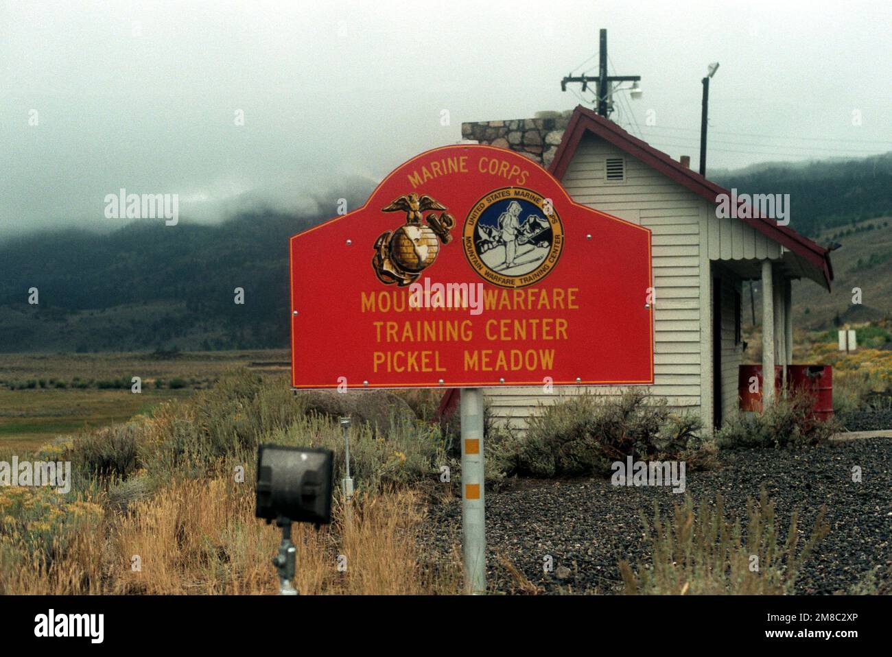 Marine Corps Mountain Warfare Training Center ... Ein Blick auf das Schild am Eingang zum Zentrum, das auch als Pickel Meadow bekannt ist. Basis: Bridgeport Bundesstaat: Kalifornien (CA) Land: Vereinigte Staaten von Amerika (USA) Stockfoto