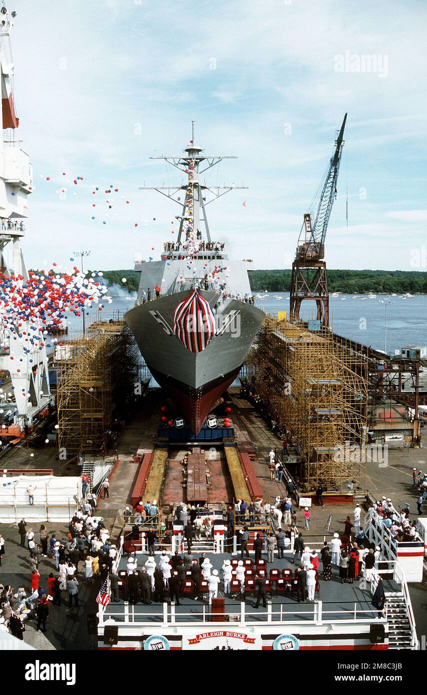 Der Raketenzerstörer ARLEIGH BURKE (DDG 51) rutscht nach seiner Taufe in der Werft Bath Iron Works in die Wege. Basis: Bath Bundesstaat: Maine (ME) Land: Vereinigte Staaten von Amerika (USA) Stockfoto