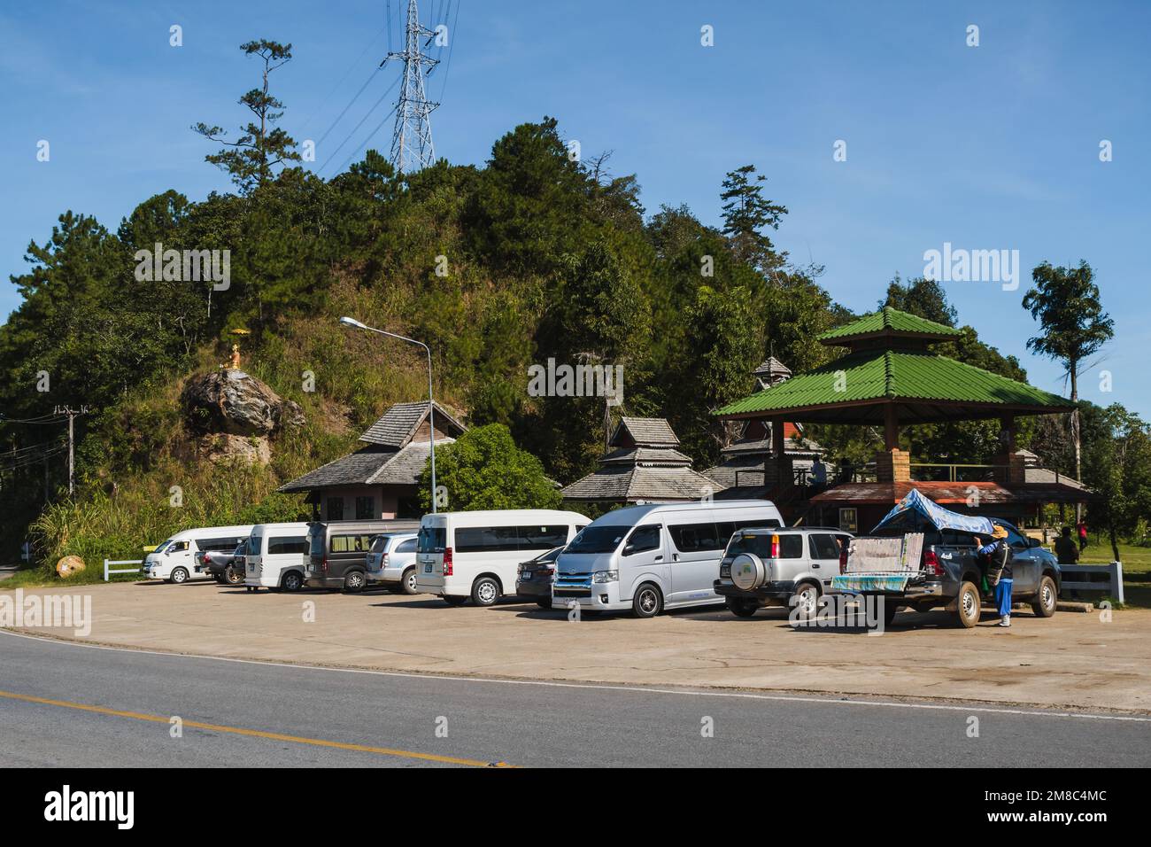 Pai, Thailand. 23. November 2022. Autos und Minivans parken am Doi Kio Lom Aussichtspunkt entlang der Mae Hong Son Loop im Norden Thailands. Stockfoto