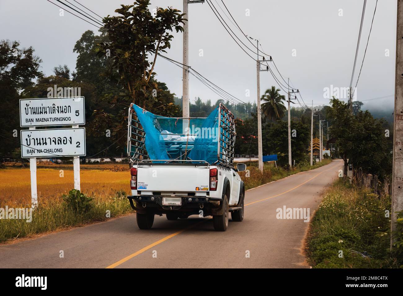 Pai, Thailand. 23. November 2022. Pick-up-Truck mit Stahlkäfig und blauem Netz auf dem Land in Pai, Thailand Stockfoto