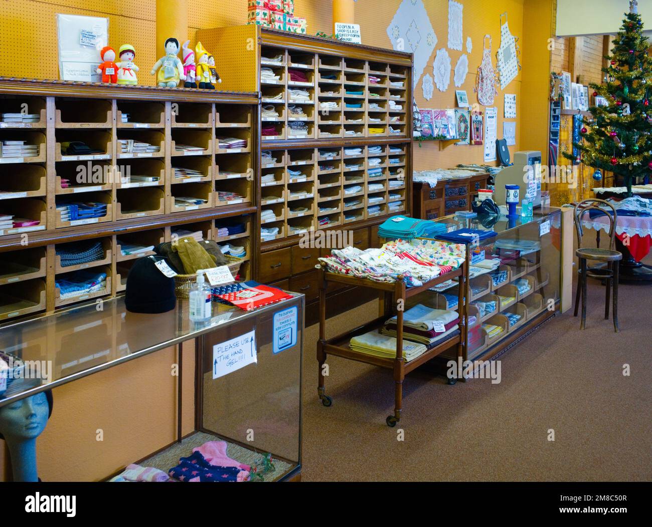 Ernest Whiteley & Co der Damenvorhänge-Shop im Stil der 1930er in Bridlington, Yorkshire Stockfoto