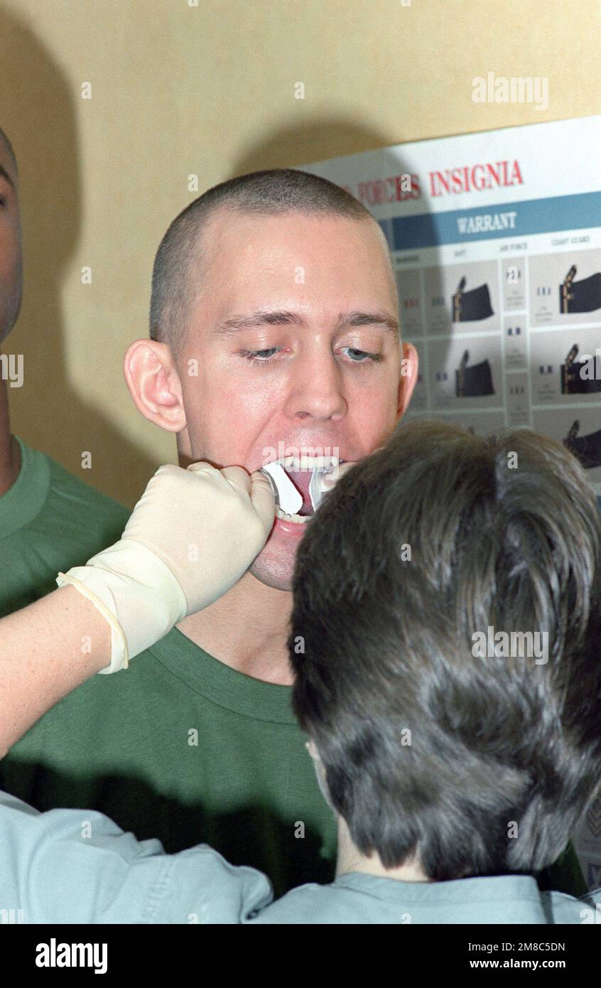 Ein Rekrut DES 1. Bataillons erhält eine zahnärztliche Untersuchung. Basis: USMC Recruit Depot, Parris Island Bundesstaat: South Carolina (SC) Land: Vereinigte Staaten von Amerika (USA) Stockfoto