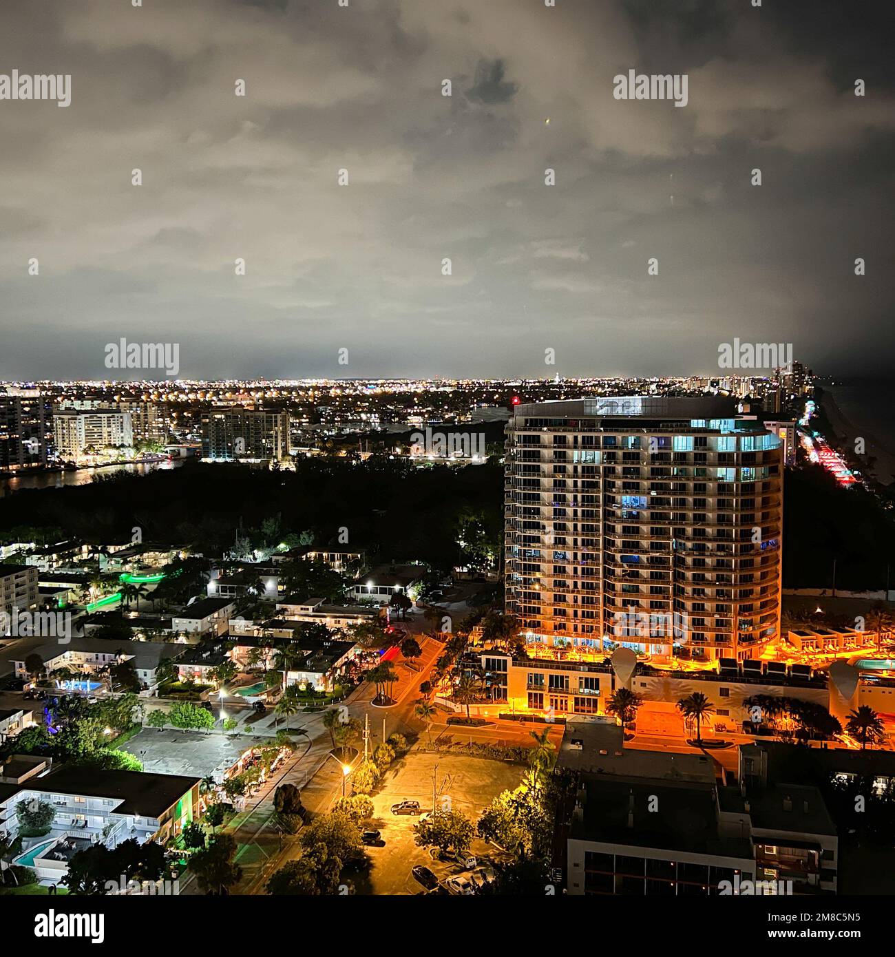Ft. Lauderdale, FL USA - 7. Juni 2022: Eine Luftaufnahme des Ft. Lauderdale, Florida Skyline bei Nacht. Stockfoto