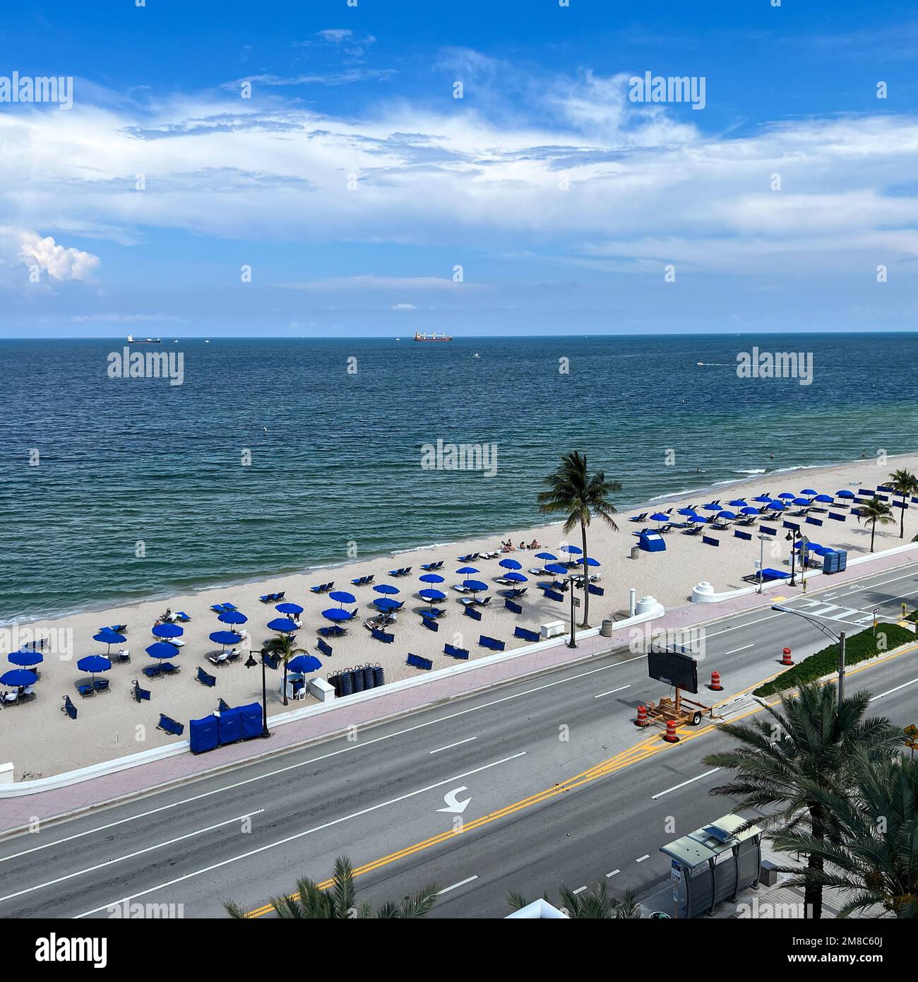 Ft. Lauderdale, FL USA - 6. Juni 2022: Luftaufnahme des Strandes in Ft. Lauderdale, Florida an einem sonnigen Sommertag mit Sonnenschirmen und Stühlen. Stockfoto