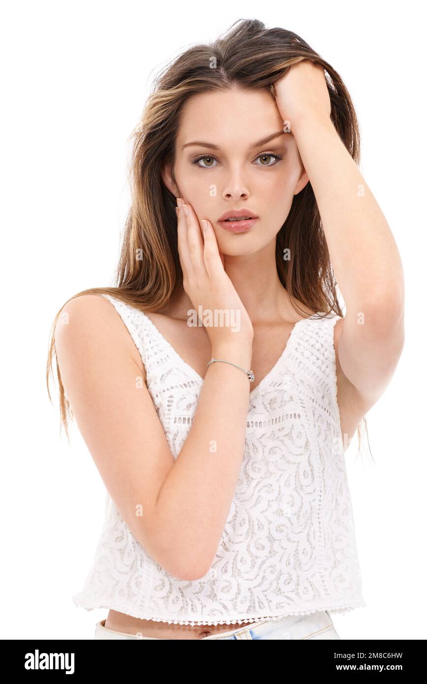 Brünette Frau, Mode oder Porträt auf isoliertem weißem Hintergrund in trendigen, stilvollen oder coolen Kleidungsstücken. Schönheitsmodell, Gesichts- oder Freizeitkleidung Stockfoto