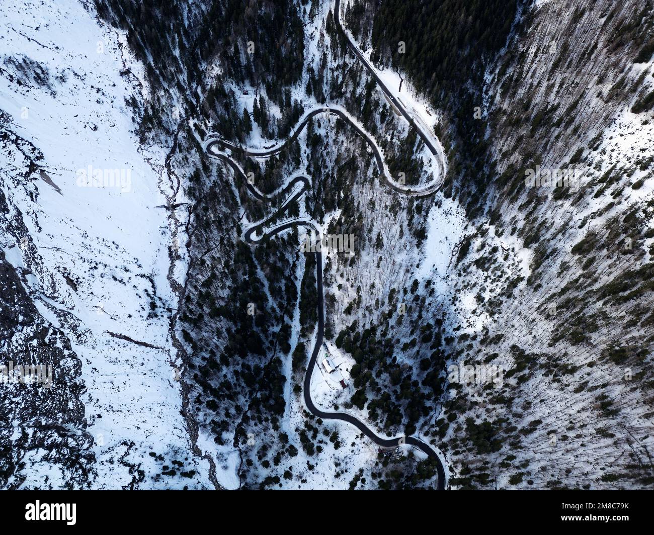 Luftdrone Winteransicht der kurvigen Alpenstraße Vrsic Pass im Triglav-Nationalpark in Slowenien. Road Trip zu den Julianischen Alpen in Slowenien. Stockfoto