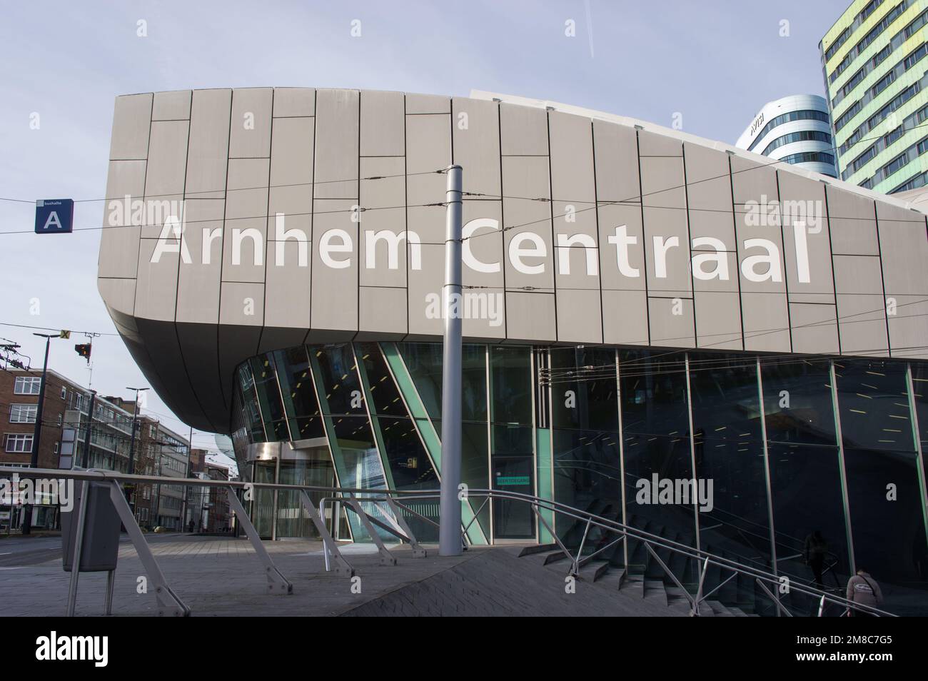 Arnhem, Niederlande - 6. Januar 2023: Die Fassade des Bahnhofs Arnhem Central mit dem Schild des Bahnhofs Stockfoto