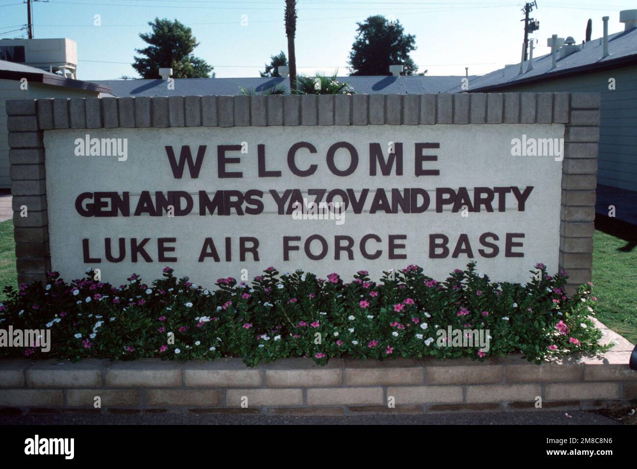 Ein Schild am Eingangstor des Stützpunkts trägt eine Willkommensbotschaft für den besuchenden sowjetischen Verteidigungsminister und seine Partei. Basis: Luke Luftwaffenstützpunkt Bundesstaat: Arizona (AZ) Land: Vereinigte Staaten von Amerika (USA) Stockfoto