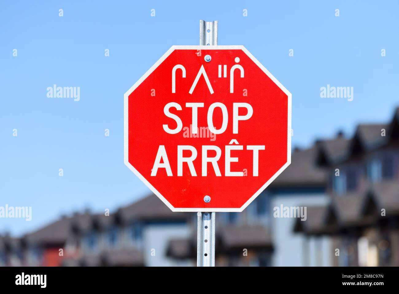 Stoppschild in drei Sprachen: Cree (einheimische Sprache), Französisch und Englisch im Norden von Quebec, Kanada Stockfoto