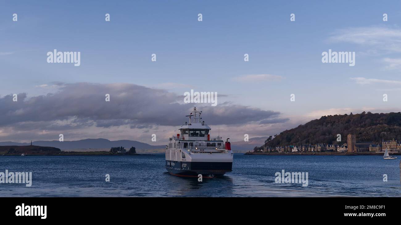 Eine Fähre fährt auf ruhigen Meeren in Oban Bay, Oban, Argyll, Schottland Stockfoto