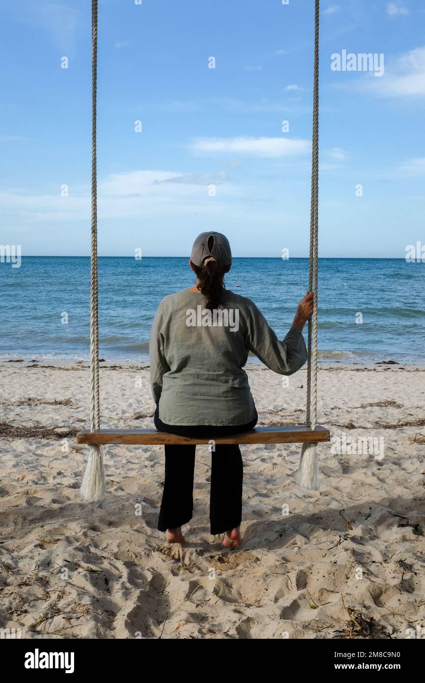 Frau, Blick auf den Ozean Stockfoto