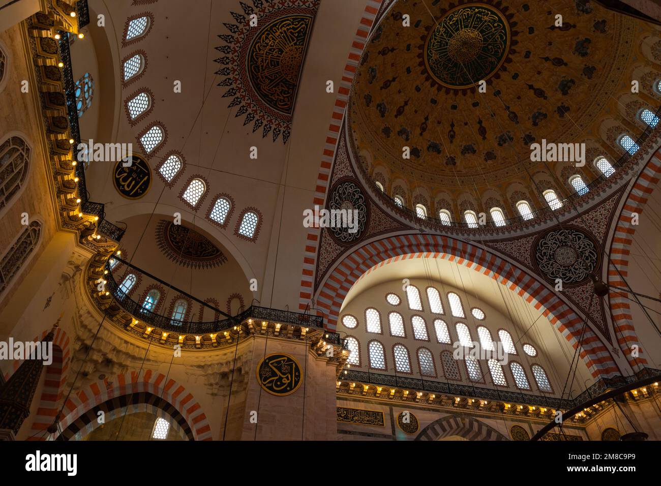 Hintergrundfoto der islamischen Architektur. Das Innere der Suleymaniye-Moschee. Istanbul Turkiye - 9.30.2022 Stockfoto