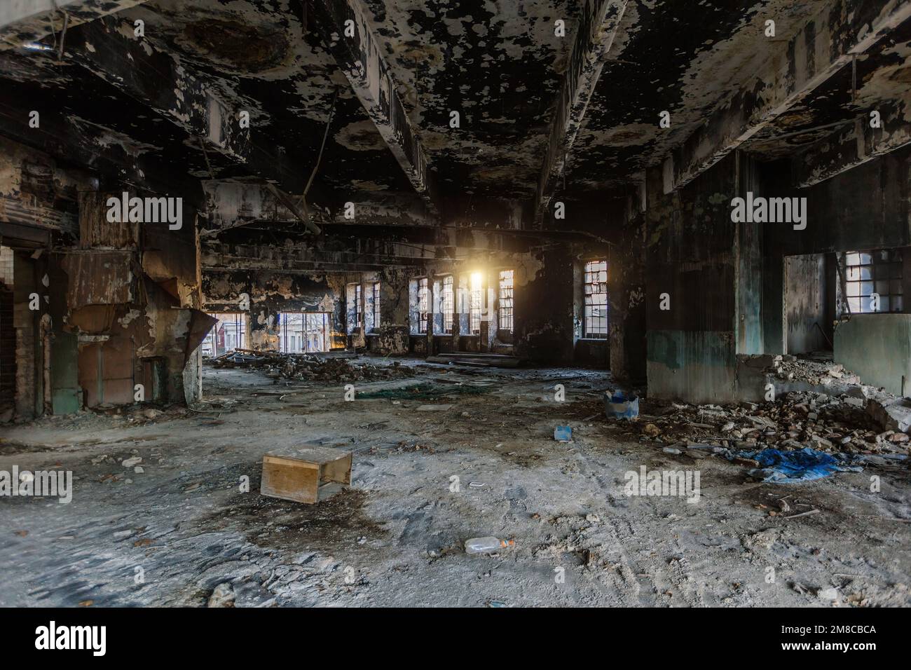 Verbranntes Industriegebäude. Folgen des Kriegs- oder Feuerkonzepts. Stockfoto