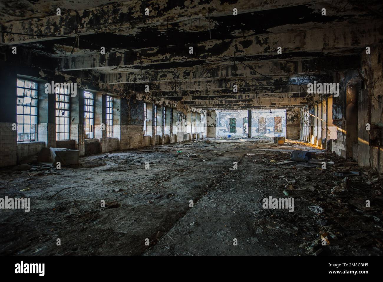 Verbranntes Industriegebäude. Folgen des Kriegs- oder Feuerkonzepts. Stockfoto