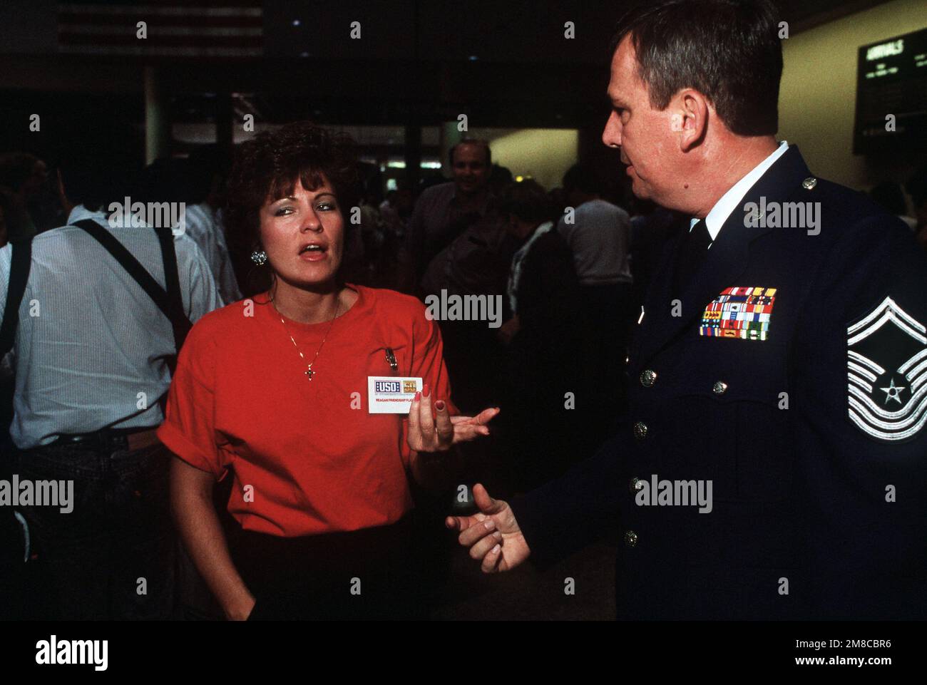 Nach ihrer Reise nach Camp Kinser, Japan, spricht Bonnie Burns mit CMSGT Ellis Barton am Los Angeles International Airport. Lore war einer von 230 Angehörigen des Militärpersonals, die in Japan stationierte Angehörige besuchten und später ihre Rückreise in die Vereinigten Staaten an Bord der von dem ehemaligen Präsidenten Ronald Reagan gecharterten Boeing 747-Flugzeuge unternahmen. Reagan und seine Frau Nancy begleiteten die Reisenden. Basis: Los Angeles Bundesstaat: Kalifornien (CA) Land: Vereinigte Staaten von Amerika (USA) Stockfoto