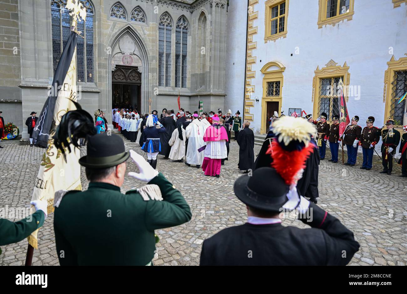Salem, Deutschland. 13. Januar 2023. Geistliche gehen während der Beerdigung an Gruppen kostümierter Leute vorbei in den Minster. Der Bestattungsservice ist für den Familienkreis, freundliche Häuser und Vertreter aus Politik, Wirtschaft und Kultur. Max Margrave von Baden starb am 29. Dezember im Alter von 89 Jahren im Schloss Salem am Bodensee. Kredit: Bernd Weißbrod/dpa/Alamy Live News Stockfoto