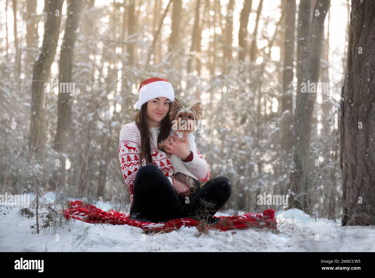 Winterporträt eines Mädchens mit ihrer besten Freundin - einem Hund. Die beste Freundschaft ist zwischen einem Menschen und einem Hund. Stockfoto