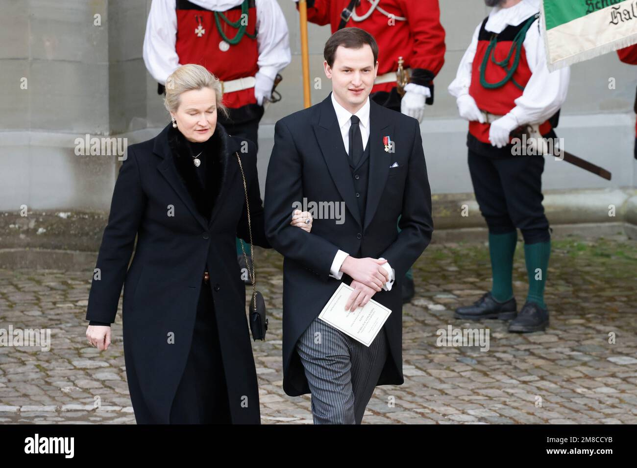 Salem, Deutschland. 13. Januar 2023. Marie-Herzogin von Württemberg und ihr Sohn Wilhelm-Herzog von Württemberg verlassen den Minster nach der Beerdigung von Max Margrave von Baden. Der Margrave starb am 29. Dezember im Alter von 89 Jahren im Schloss Salem am Bodensee. Kredit: Philipp von Ditfurth/dpa/Alamy Live News Stockfoto