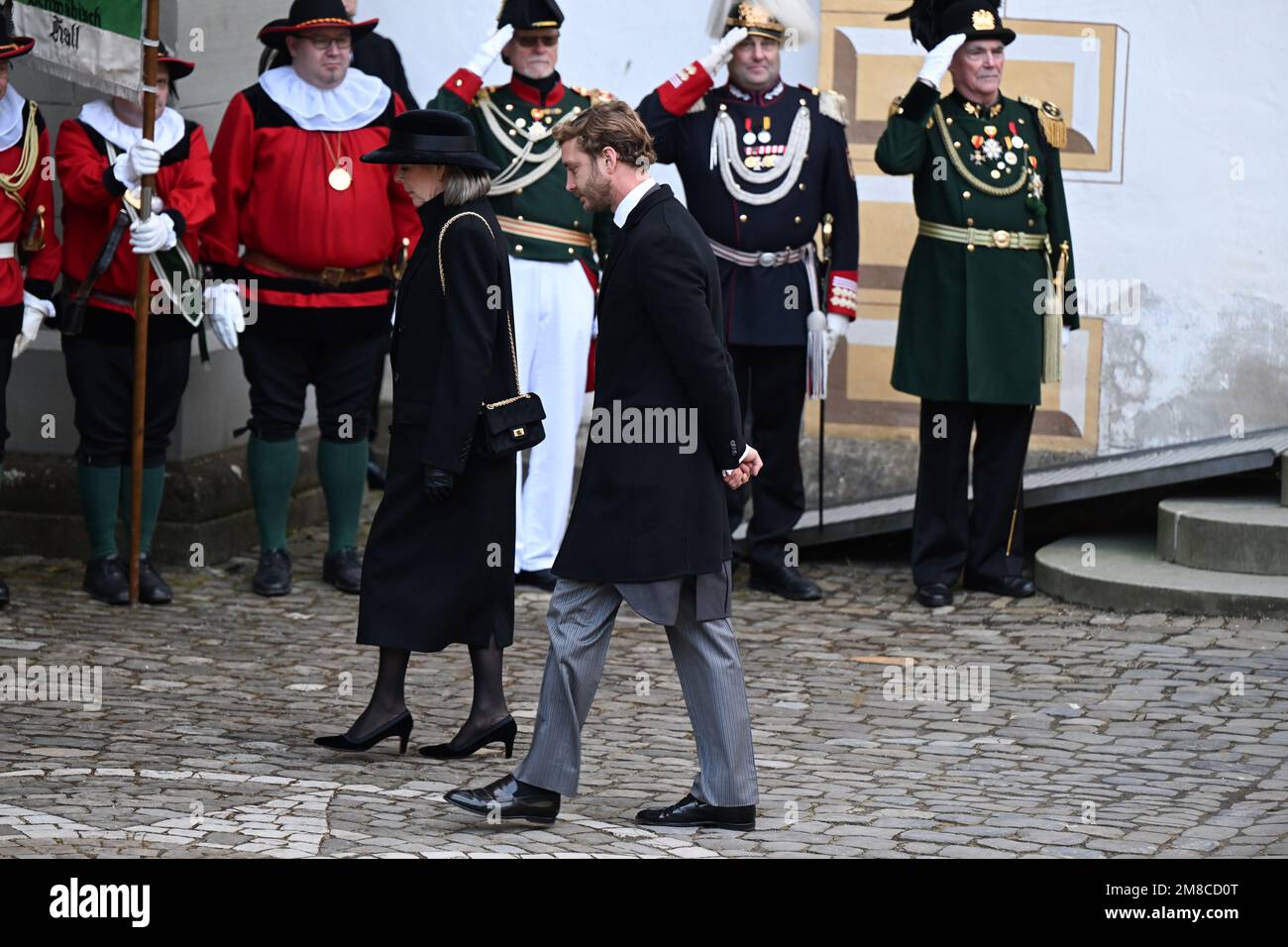 Salem, Deutschland. 13. Januar 2023. Pierre Casiraghi und seine Mutter Caroline, Prinzessin von Hannover und Prinzessin von Monaco, nehmen an der Beerdigung von Max Margrave von Baden Teil. Der Bestattungsservice richtet sich an den Familienkreis, freundliche Häuser und Vertreter der Politik, Wirtschaft und Kultur. Der Margrave starb am 29. Dezember im Alter von 89 Jahren im Schloss Salem am Bodensee. Kredit: Bernd Weißbrod/dpa/Alamy Live News Stockfoto