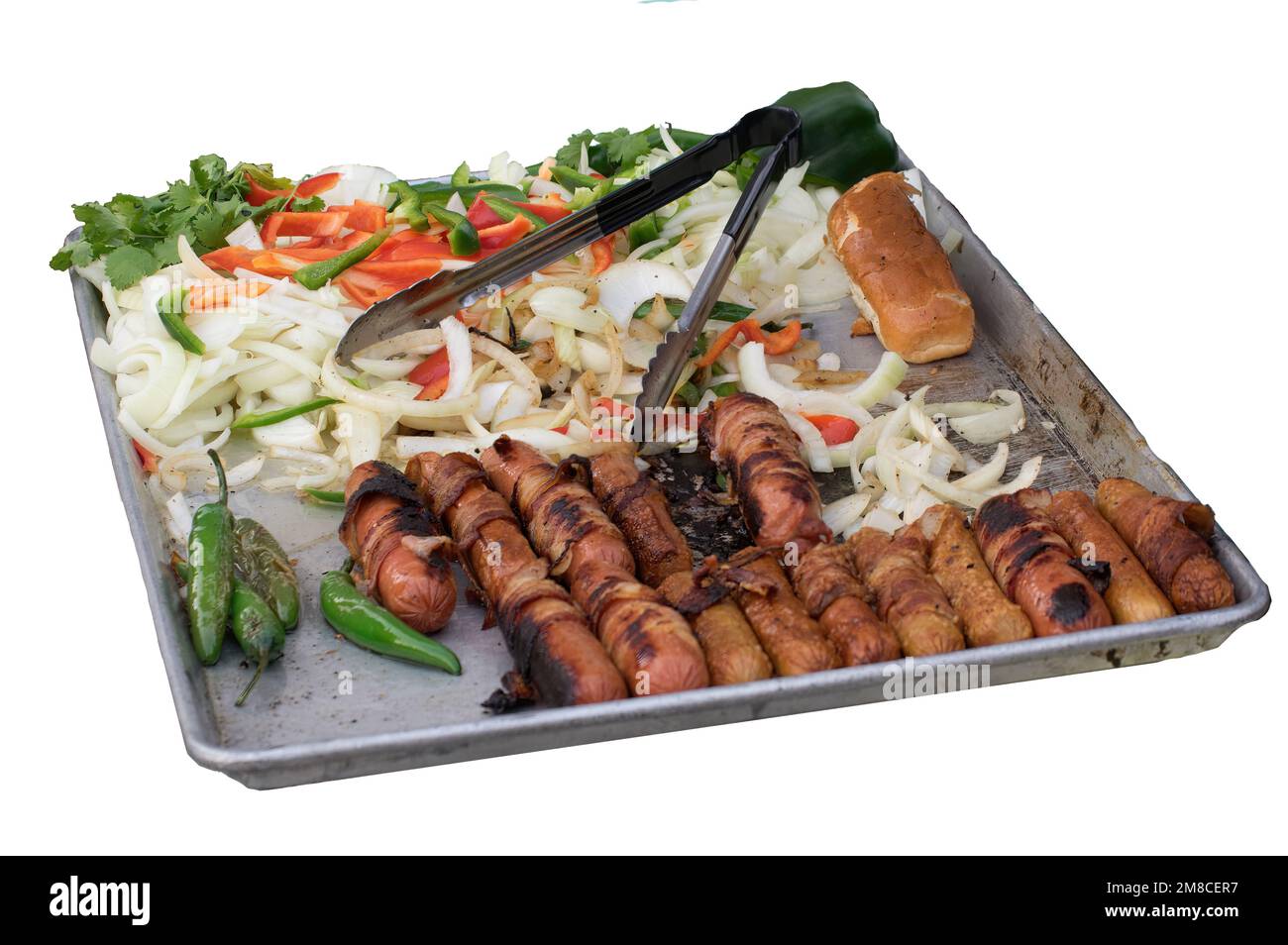Ein Fast-Food-Tablett, Hot Dogs, Brötchen und gerührtes, frittiertes Gemüse werden vom Straßenverkäufer angeboten, vor weißem Hintergrund. Stockfoto