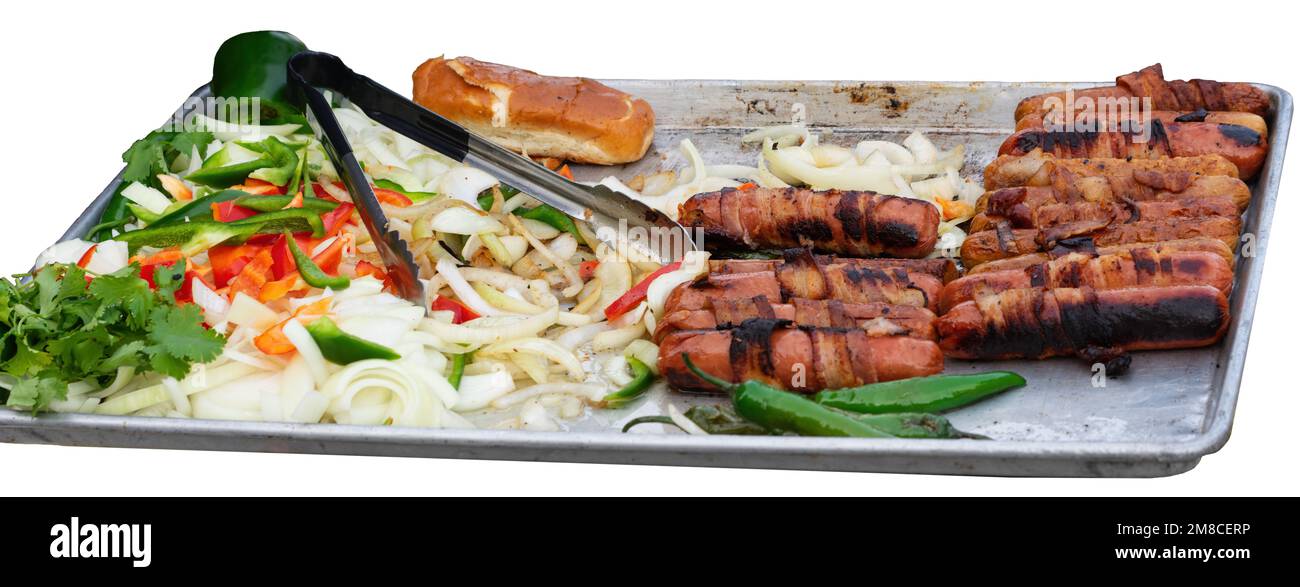 Ein Fast-Food-Tablett, Hot Dogs, Brötchen und gerührtes frittiertes Gemüse werden vom Straßenverkäufer angeboten. Stockfoto