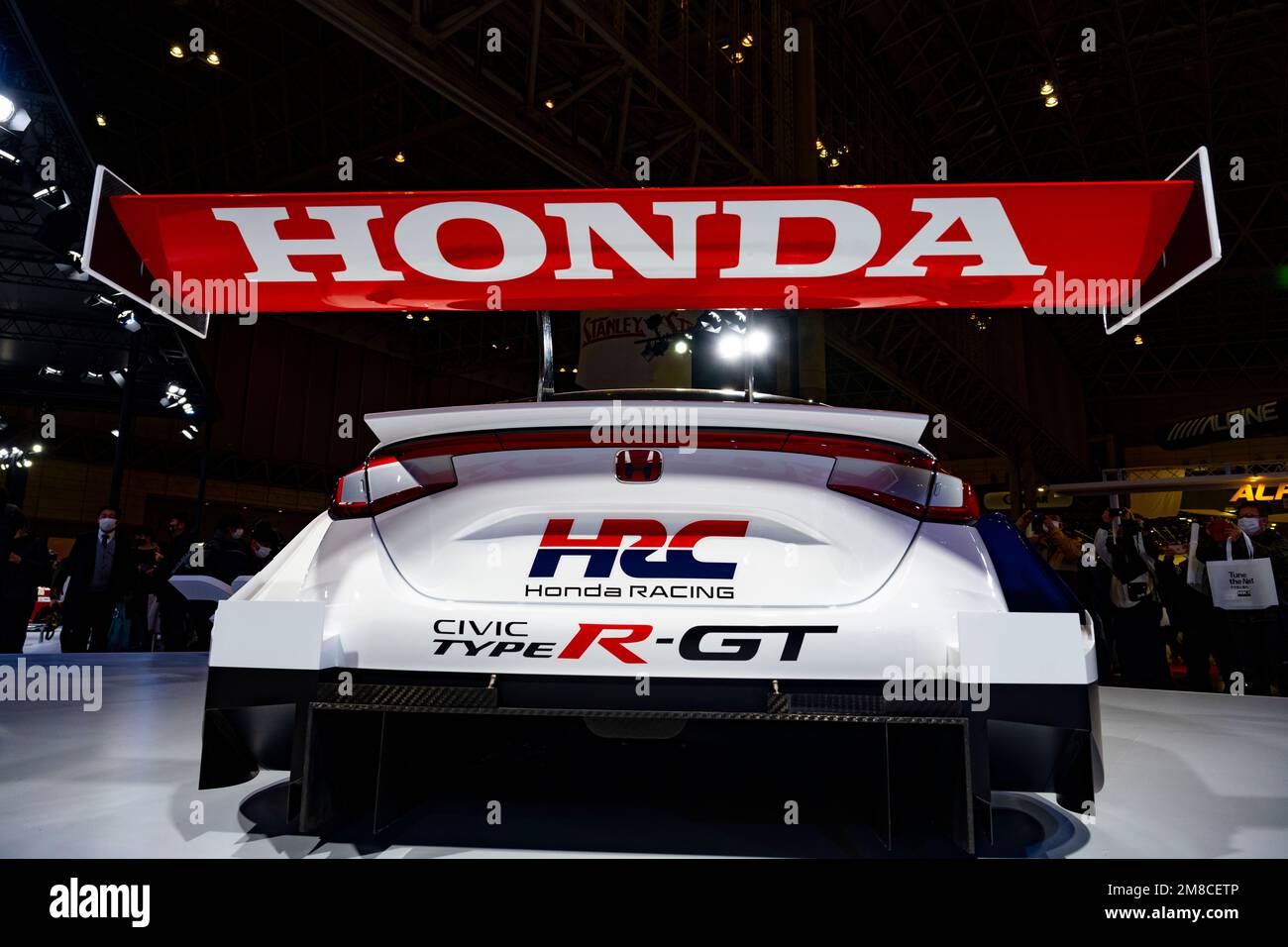 Chiba, Präfektur Chiba, Japan. 13. Januar 2023. Ein Honda Civic Type R-GT, der für Honda Racing im Tokio Auto Salon ausgestellt wird. Honda Racing (ãƒ ãƒ³ãƒ€ãƒ»ãƒ¬ãƒ¼ã‚·ãƒ³ã‚°) ist die Motorsportabteilung der Honda Motor Company (æœ¬æŠ å· æ æ ªå¼ä¼šç¤¾ ¥-), die für die Teilnahme des Unternehmens an verschiedenen Motorsportveranstaltungen, einschließlich Super GT und Super Formula, verantwortlich ist. Das Team ist bekannt für seine erfolgreiche Geschichte im Motorsport und hat mehrere Meisterschaften in verschiedenen Kategorien gewonnen. Honda Racing ist auch an der Entwicklung und Prüfung von Hochleistungsmotoren und anderen technischen Produkten beteiligt Stockfoto