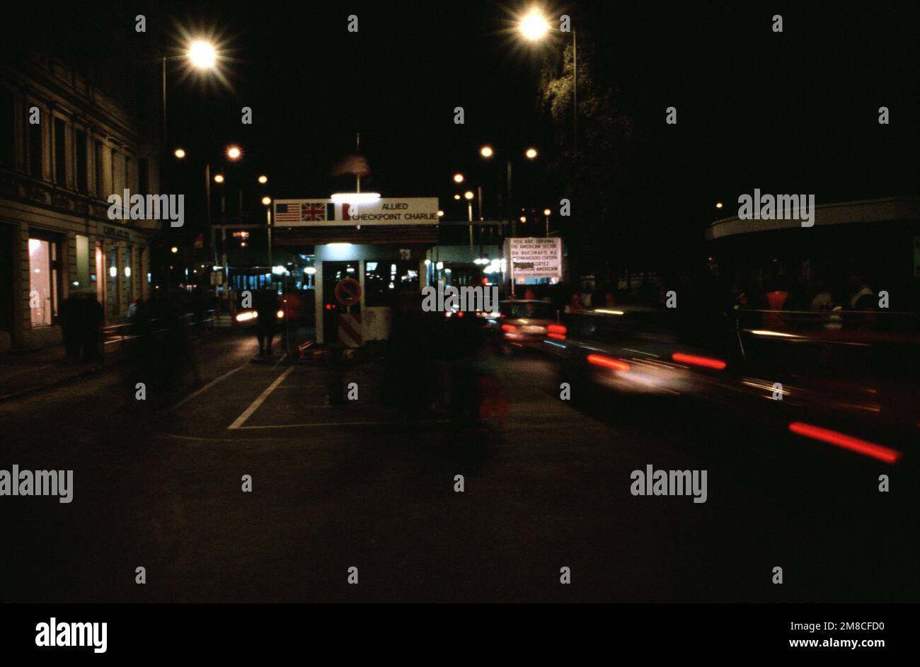 Ostdeutsche fahren mit ihren Fahrzeugen durch Checkpoint Charlie, während sie nach einem Besuch im Westen in den Osten zurückkehren. Basis: Berlin Land: Deutschland / Deutschland (DEU) Stockfoto