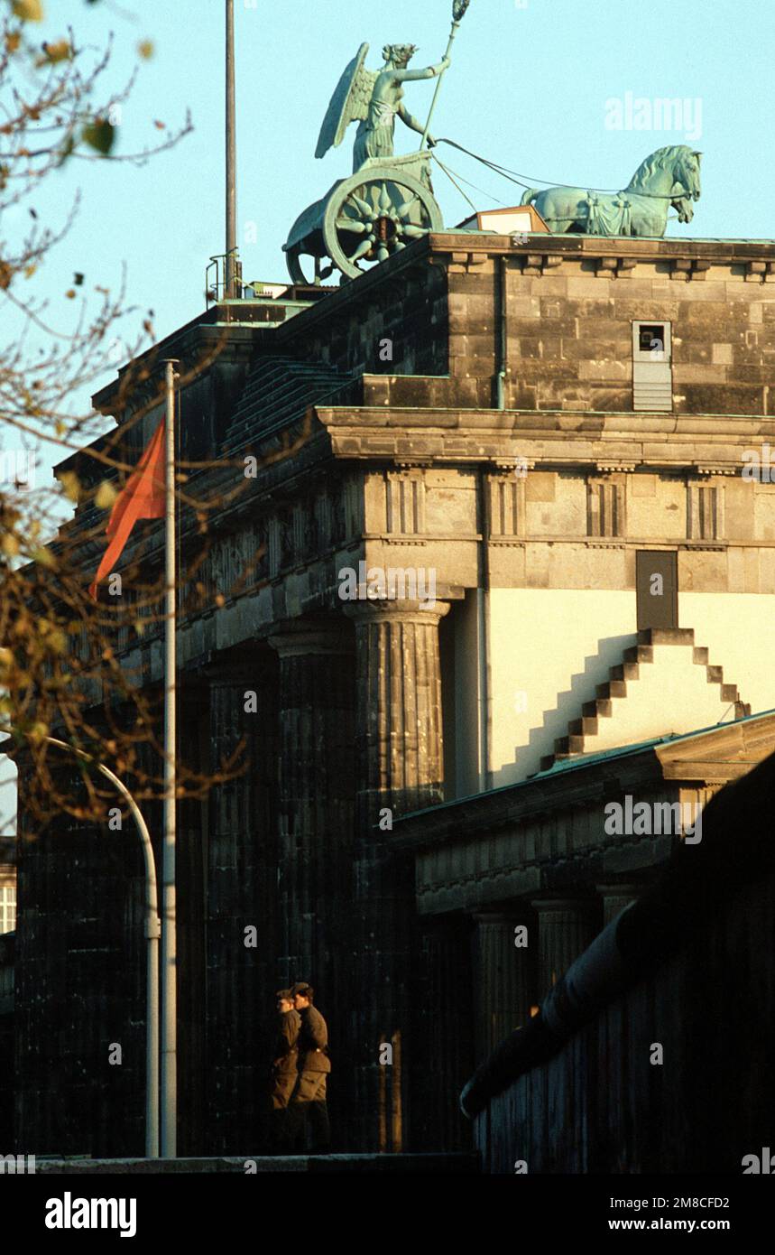 Ostdeutsche Polizisten stehen vor dem Brandenburger Tor. Basis: Berlin Land: Deutschland / Deutschland (DEU) Stockfoto
