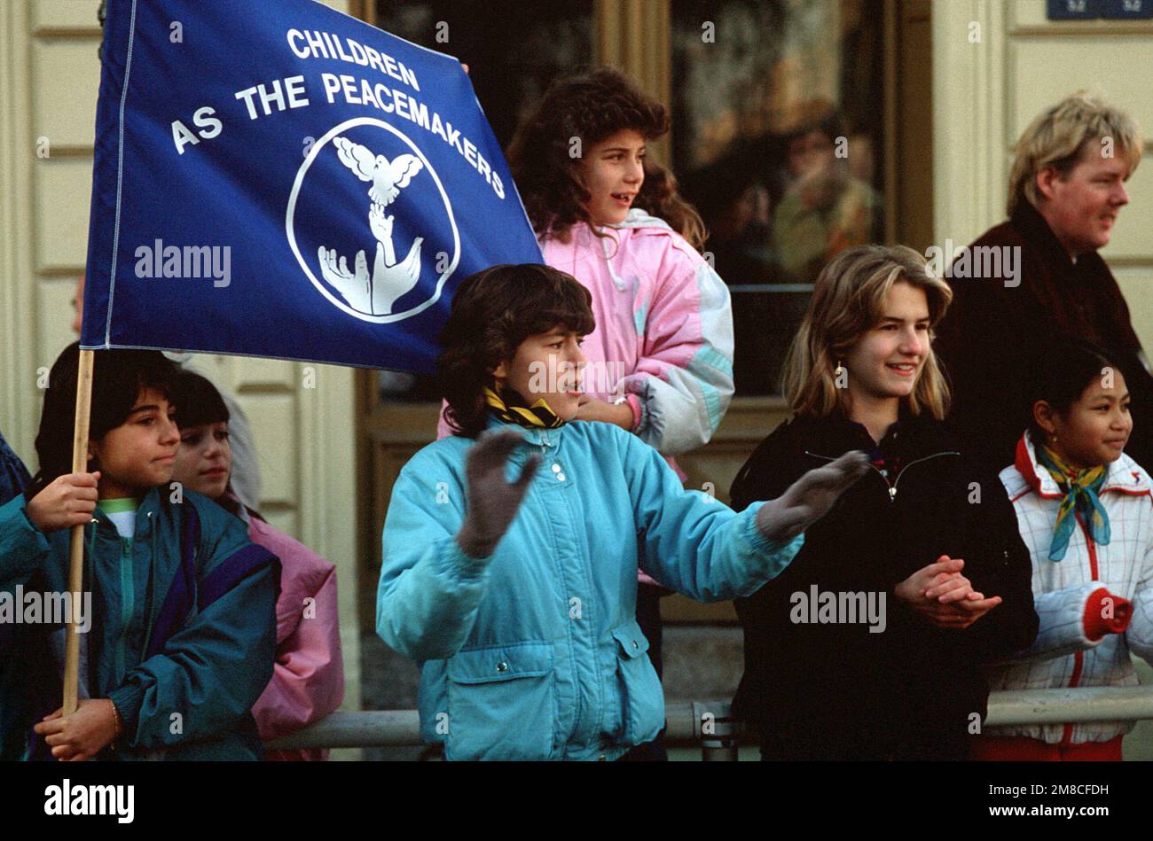 Westdeutsche Kinder zeigen ein Banner, wenn sie ostdeutsche Besucher begrüßen, die durch Checkpoint Charlie fahren. Die Ostdeutschen nutzen die lockeren Reisebeschränkungen für einen Besuch im Westen. Basis: Berlin Land: Deutschland / Deutschland (DEU) Stockfoto