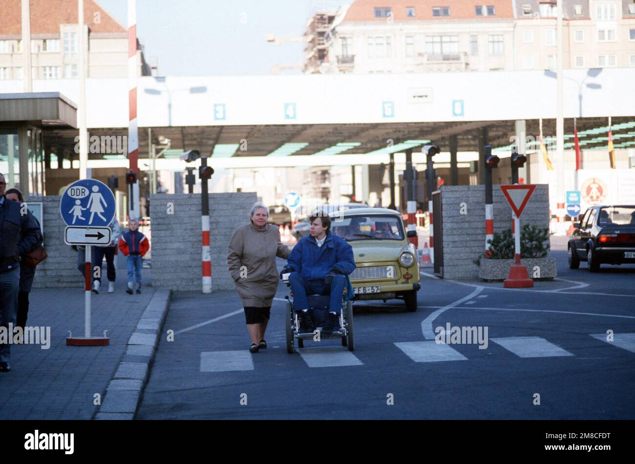 Ostdeutscher passieren Checkpoint Charlie und nutzen die lockeren Reisebeschränkungen für einen Besuch in Westdeutschland. Basis: Berlin Land: Deutschland / Deutschland (DEU) Stockfoto
