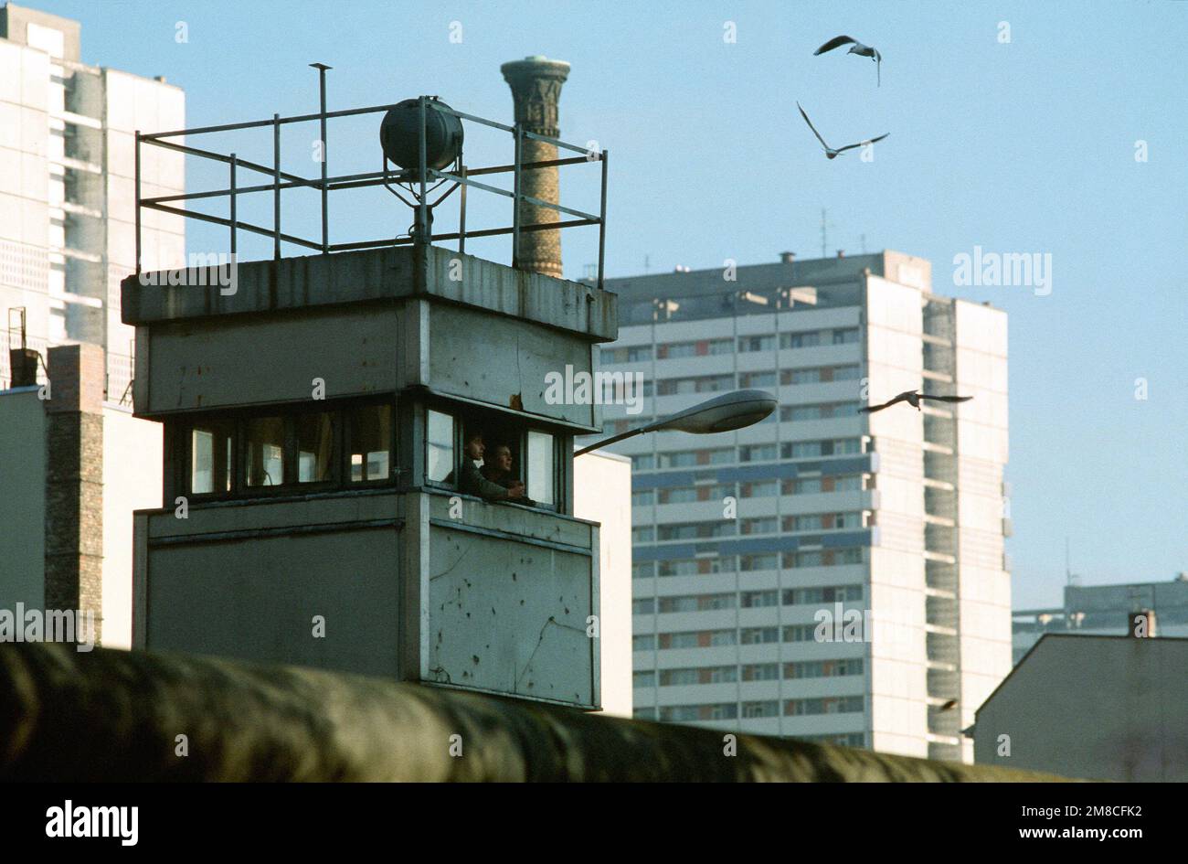 Ostdeutsche Wachen füttern die Vögel von ihrem Posten an der Berliner Mauer in der Nähe von Checkpoint Charlie. Basis: Berlin Land: Deutschland / Deutschland (DEU) Stockfoto
