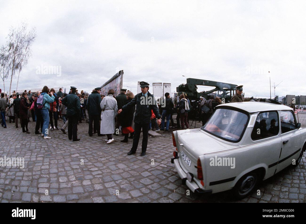 Die Polizei überwacht den Verkehr, der durch die neu geschaffene Öffnung der Berliner Mauer am Potsdamer Platz nach Ostberlin zurückkehrt. Basis: Berlin Land: Deutschland / Deutschland (DEU) Stockfoto