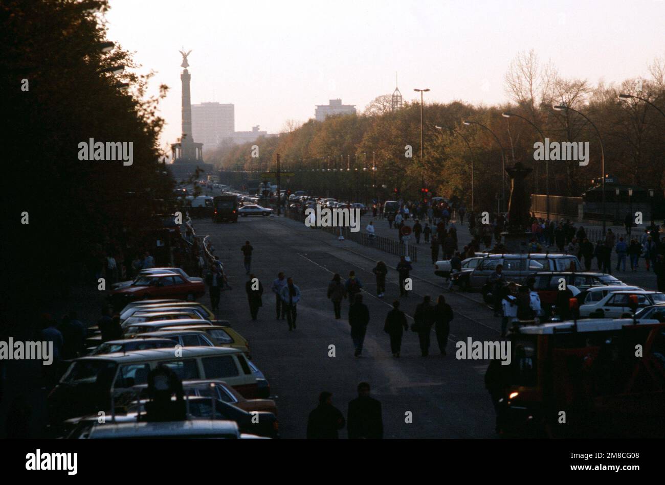 Die westdeutschen Bürger zeigen ein Banner, auf dem die ostdeutschen Besucher nach dem Abriss eines Teils der Berliner Mauer am Potsdamer Platz empfangen werden. Basis: Berlin Land: Deutschland / Deutschland (DEU) Stockfoto