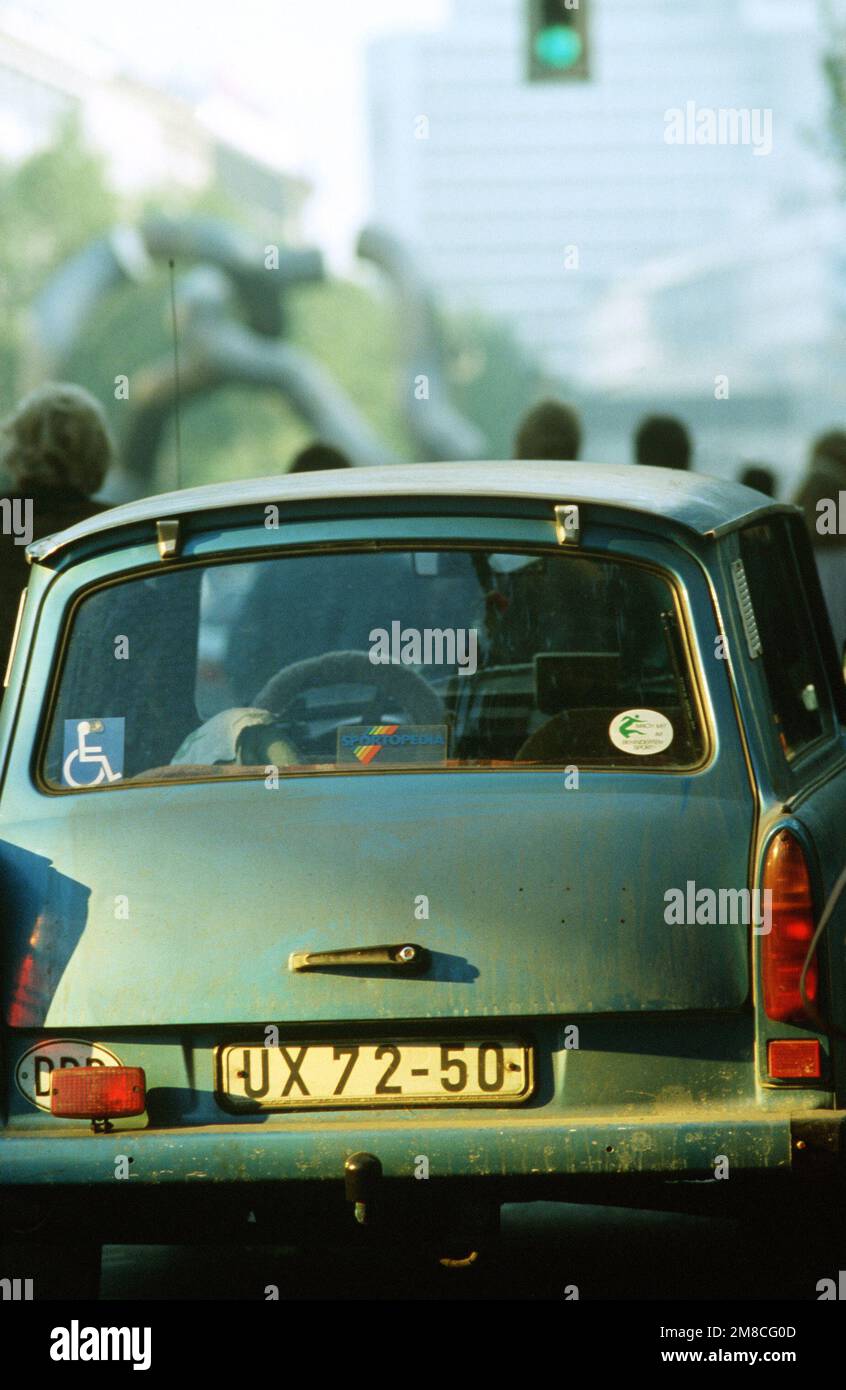 Ein ostdeutscher Trabant, ein kleines Auto mit Zweizylindermotor, parkt am Ku'damm in Westberlin. Die Ostdeutschen besuchen den Westen nach dem Abriss von Teilen der Berliner Mauer. Basis: Berlin Land: Deutschland / Deutschland (DEU) Stockfoto