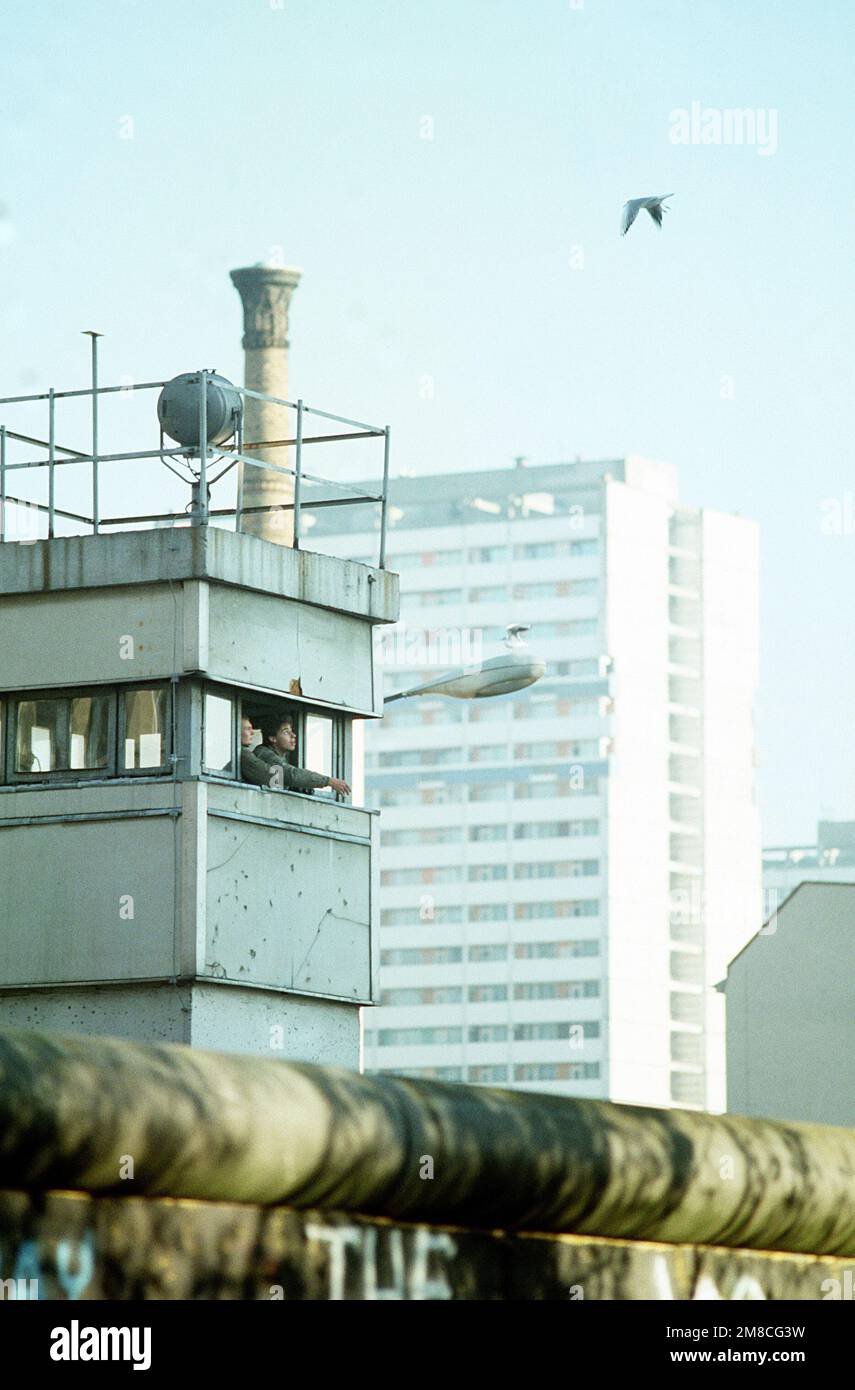 Ostdeutsche Wachen füttern die Vögel von ihrem Posten an der Berliner Mauer in der Nähe von Checkpoint Charlie. Basis: Berlin Land: Deutschland / Deutschland (DEU) Stockfoto