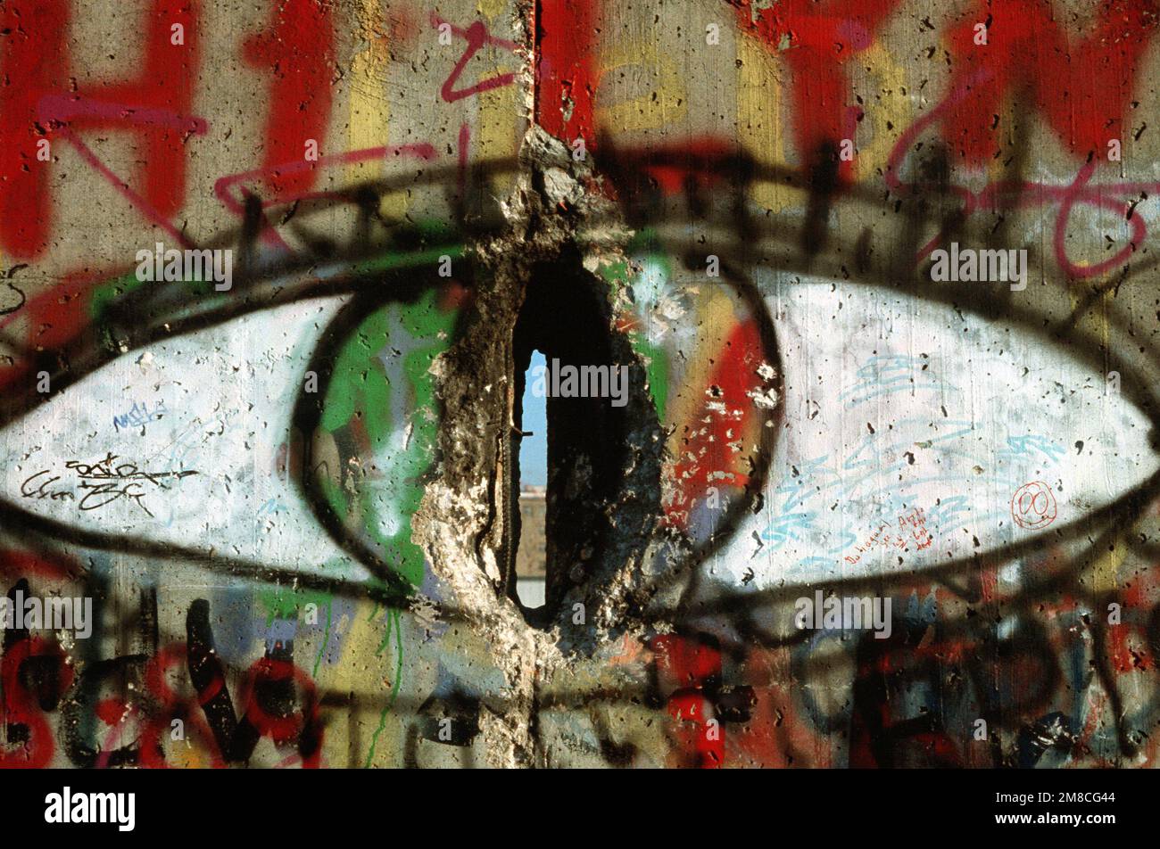 Graffiti auf der Westseite der Berliner Mauer bietet einen Einblick in die DDR. Basis: Berlin Land: Deutschland / Deutschland (DEU) Stockfoto