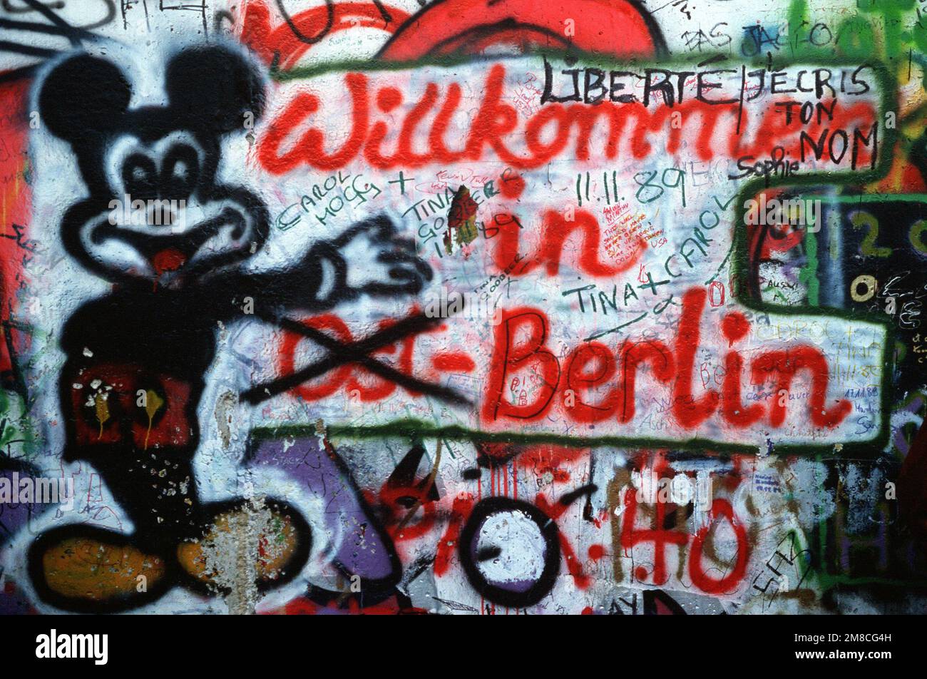 Graffiti auf der Westseite der Berliner Mauer zeigt den Übergang zu einem Vereinten Berlin. Basis: Berlin Land: Deutschland / Deutschland (DEU) Stockfoto