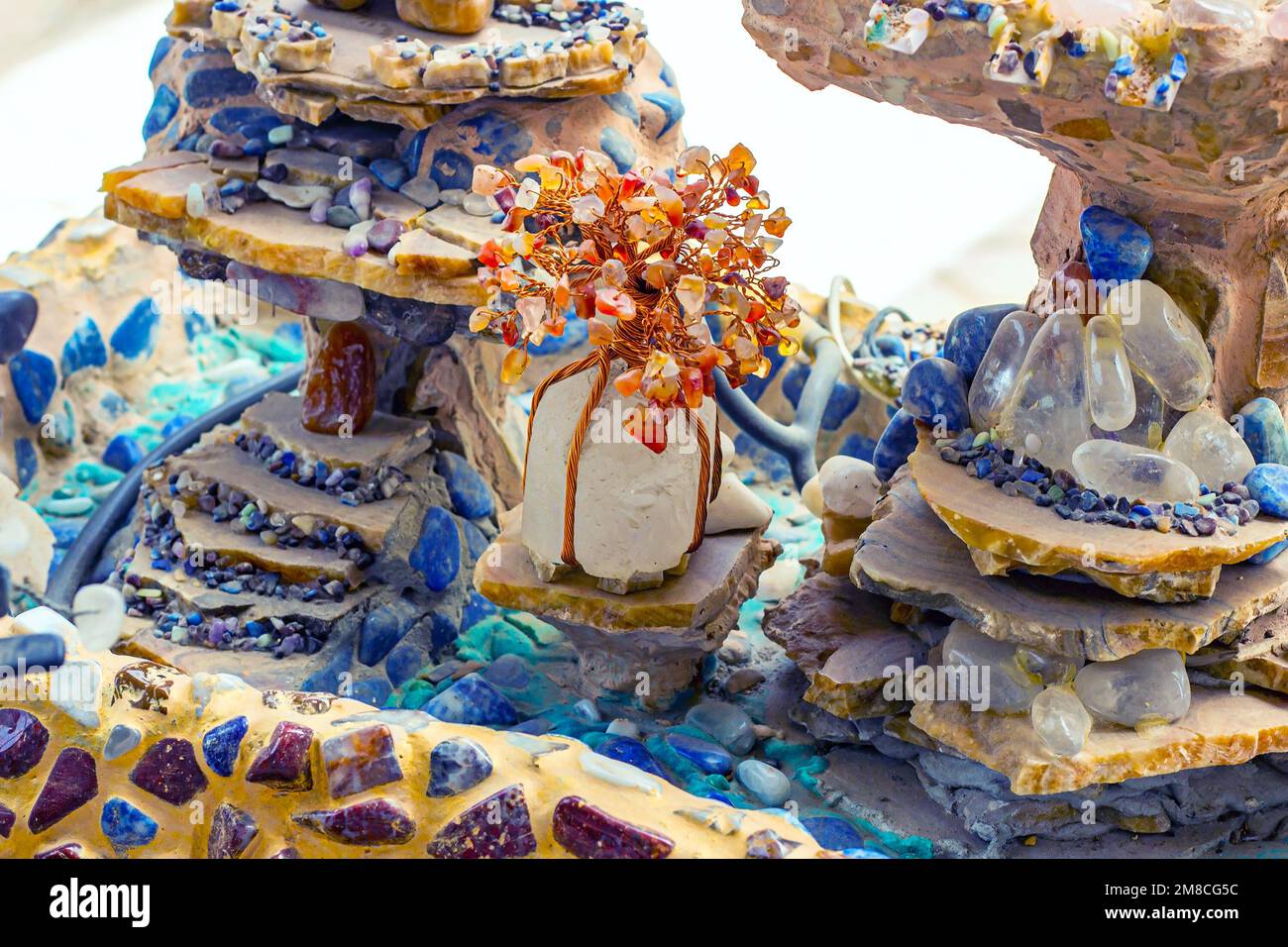 Farbenfroher Edelstein mit Lapis Lazuli und anderen Edelsteinen und Kristallen in dekorativer Zusammensetzung für Meditation und andere spirituelle Praktiken. Stockfoto