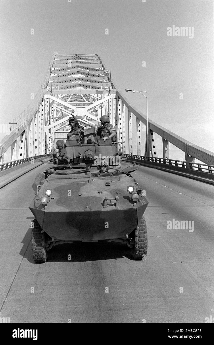 Ein leichtes gepanzertes Fahrzeug aus dem Jahr LAV25 von Kompanie D, 2. Leichtes gepanzertes Infanteriebataillon, überquert die Brücke Amerikas nach einer Patrouille im Balboa-Abschnitt von Panama City. Land: Panama (PAN) Stockfoto