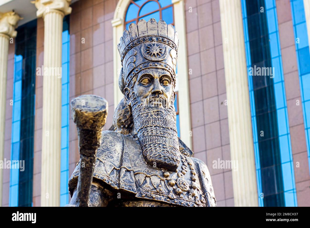 DUSCHANBE, TADSCHIKISTAN - 2. JULI 2022: Die Bronzestatue von Cyrus dem Großen (Cyrus der Ältere), dem Gründer des Achämenienreiches, dem ersten persischen Em Stockfoto
