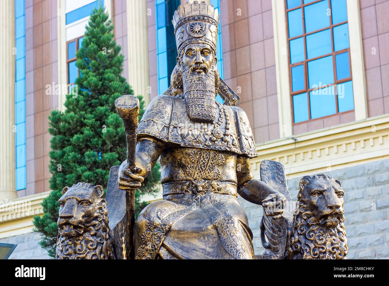 DUSCHANBE, TADSCHIKISTAN - 2. JULI 2022: Die Bronzestatue von Cyrus dem Großen (Cyrus der Ältere), dem Gründer des Achämenienreiches, dem ersten persischen Em Stockfoto