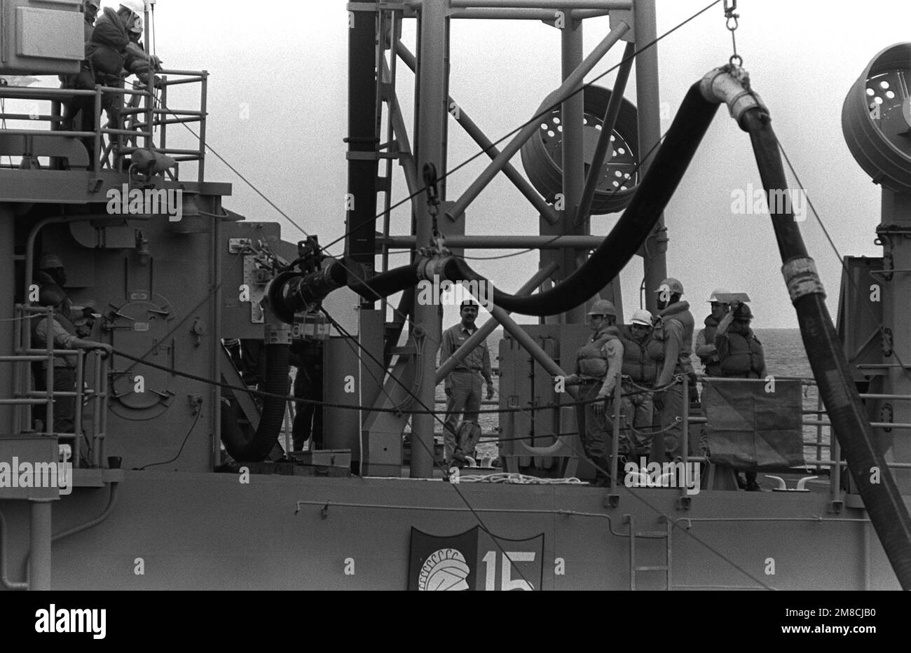 Mitglieder der Auffüllungseinheit stehen an ihren Stationen an Bord der geführten Raketenfregatte USS CURTS (FFG-38), während sich das Schiff auf den Treibstoff des Kampfschiffs USNS SPICA (T-AFS-9) vorbereitet. Land: Südchinesisches Meer Stockfoto