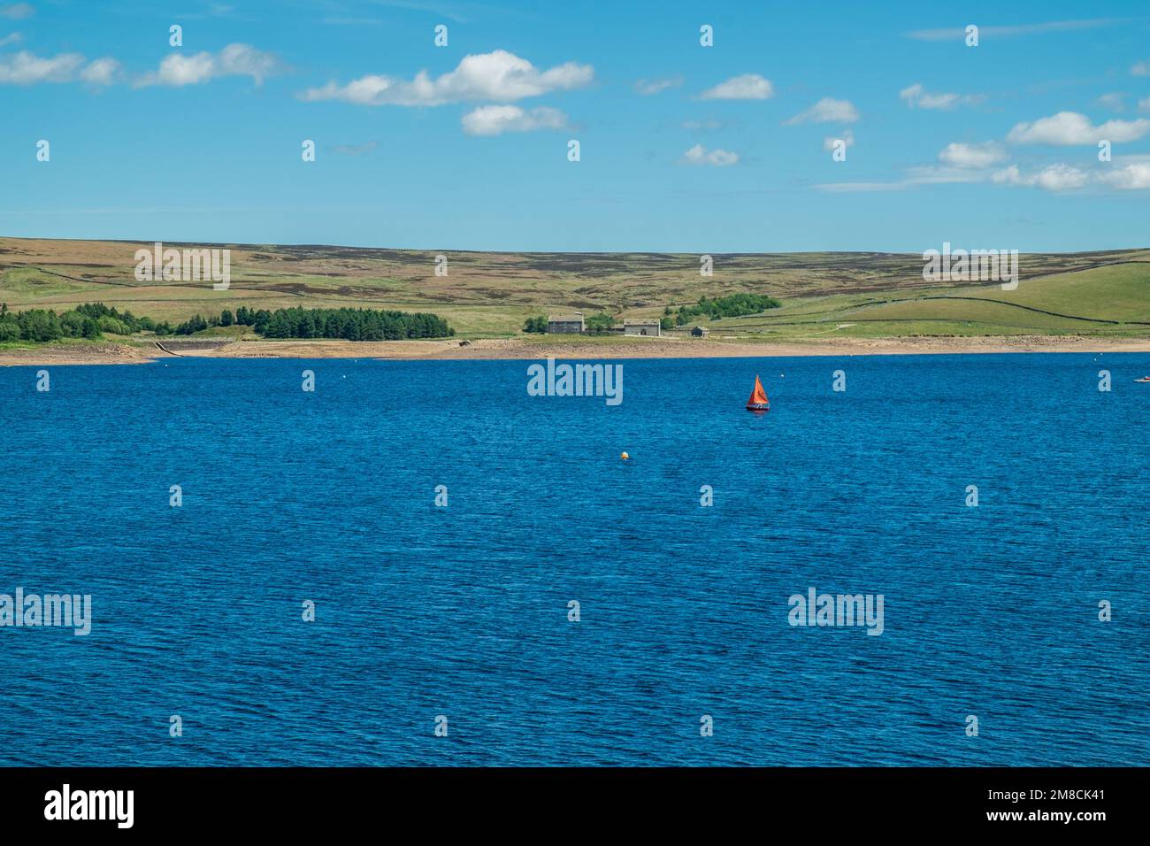 Der Wasserstand im Grimwith Reservoir in den Yorkshire Dales ist während des langen heißen Sommers 2022 in North Yorkshire, Großbritannien, deutlich gesunken Stockfoto